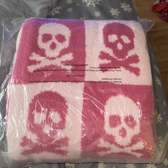 ☠️Halloween 2024 pink and white checkered skull blanket throw☠️ - Picture 3 of 4